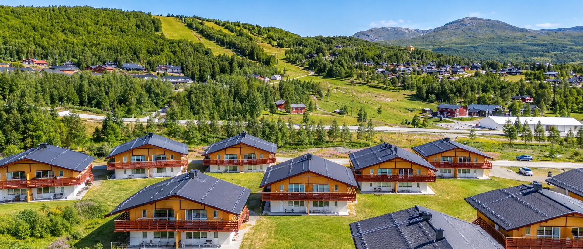 Brf Storfjällets hus sedda från luften, med fjället bakom